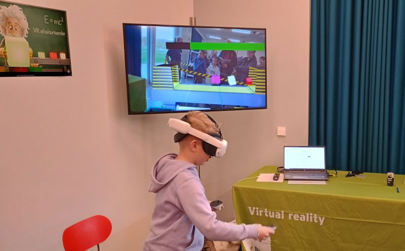 Michiel playing the VR Waste Sorter at the Day of Science